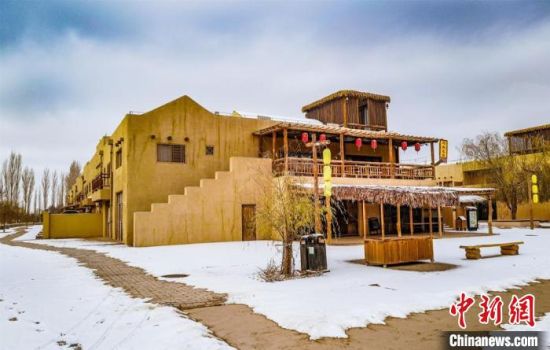 雪落敦煌月牙泉小鎮。　王斌銀 攝