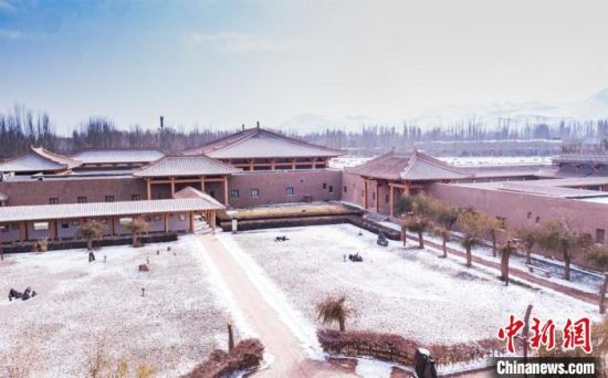 圖為雪落大漠古堡——敦煌山莊。　王斌銀 攝