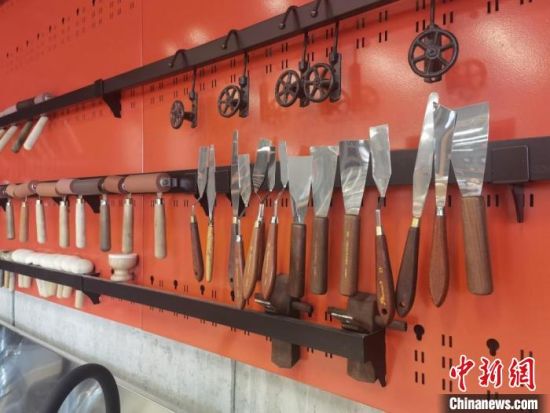 圖為徐晉林制作雕版敦煌壁畫所用工具。　閆姣 攝