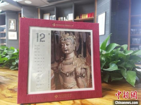 圖為徐晉林制作的敦煌題材的手工書《走進沙漠敦煌——莫高窟與藏書票藝術(shù)》，深受讀者喜愛?！￠Z姣 攝