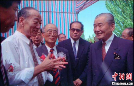 1994年8月,時任日本首相竹下登(右一)與時任敦煌研究院院長段文杰在莫高窟親切交談。中新社發 婁婕 供圖 1994年8月,時任日本首相竹下登(右一)與時任敦煌研究院院長段文杰在莫高窟親切交談。中新社發 婁婕 供圖
