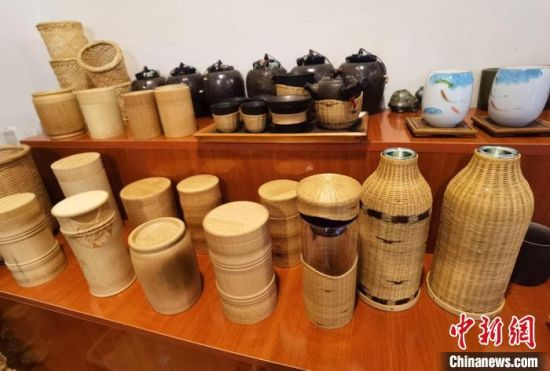 圖為展陳的一件件精致可愛的竹編農具工藝品。　馮志軍 攝