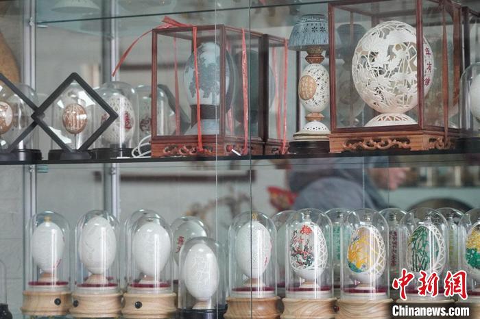 圖為吳義澤收藏柜內的蛋雕作品。　九美丹增 攝