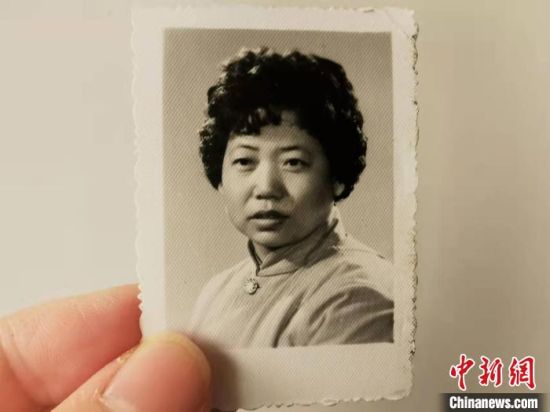 圖為20世紀80年代，蘭州照相館拍攝的人物肖像照，如今仍然有很多人選擇拍攝這樣的照片留作紀念。　王牧雨 攝