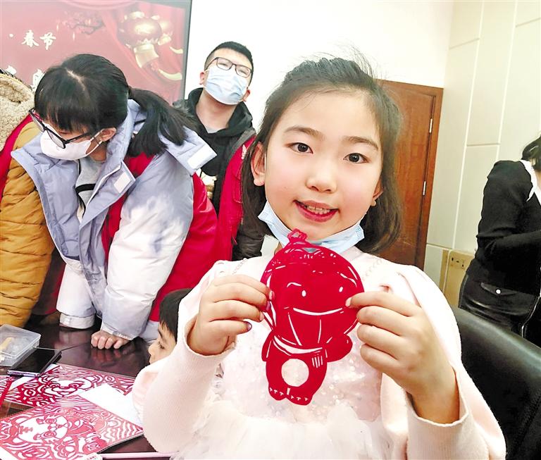 蘭州：學剪紙品年味 博物館里感受傳統(tǒng)文化