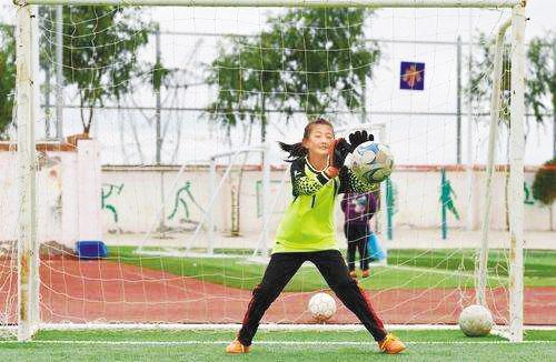 蘭州榆中縣中連川小學(xué) 每一個女孩都是足球隊(duì)隊(duì)員