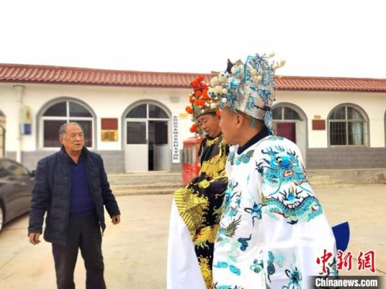 圖為69歲的“苦水高高蹺”國家級傳承人巨海全(左一)，叮囑徒弟們高高蹺練習技巧要領。　閆姣 攝