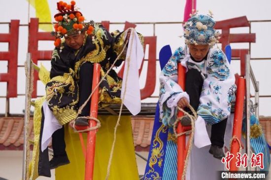 圖為“苦水高高蹺”表演者通過麻繩將腳固定在腳踏板，并在腿部纏繞六七圈。　九美旦增 攝