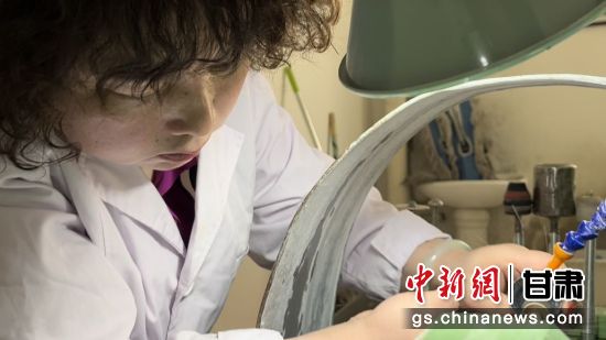 夜光杯制作學(xué)徒謝小琴坦言，雖工作枯燥，但是能夠掌握國(guó)家級(jí)非遺技藝是很自豪的。王牧雨 攝