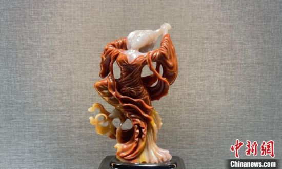 圖為翩然起舞的飛天玉雕。 高瑩 攝 圖為翩然起舞的飛天玉雕。 高瑩 攝