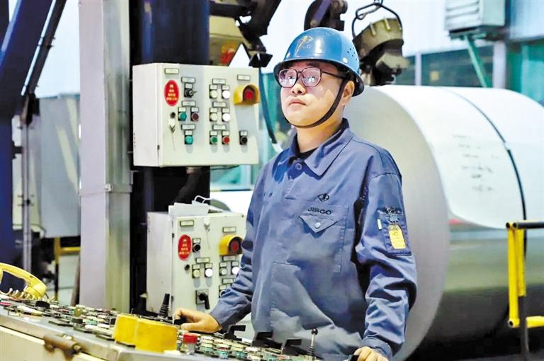 酒鋼好青年鄧博：8年捐獻“熊貓血”2400毫升