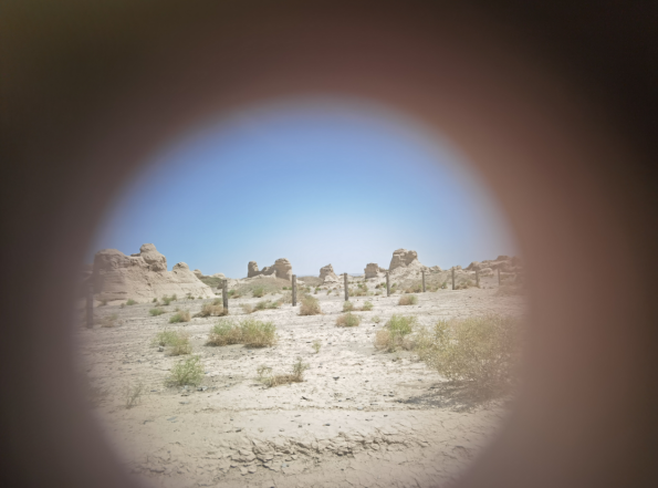 插圖2：透過河西走廊遺存的古陶片孔洞所見。攝影：陳曉斌。拍攝日期：2020年6月。