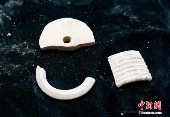 圖為靜寧縣賈河鄉竇坪村出土的佩飾。 夏劍鋒 攝