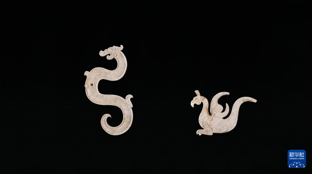 江西樟樹市國字山戰國墓葬出土玉龍、玉鳳（資料圖）。