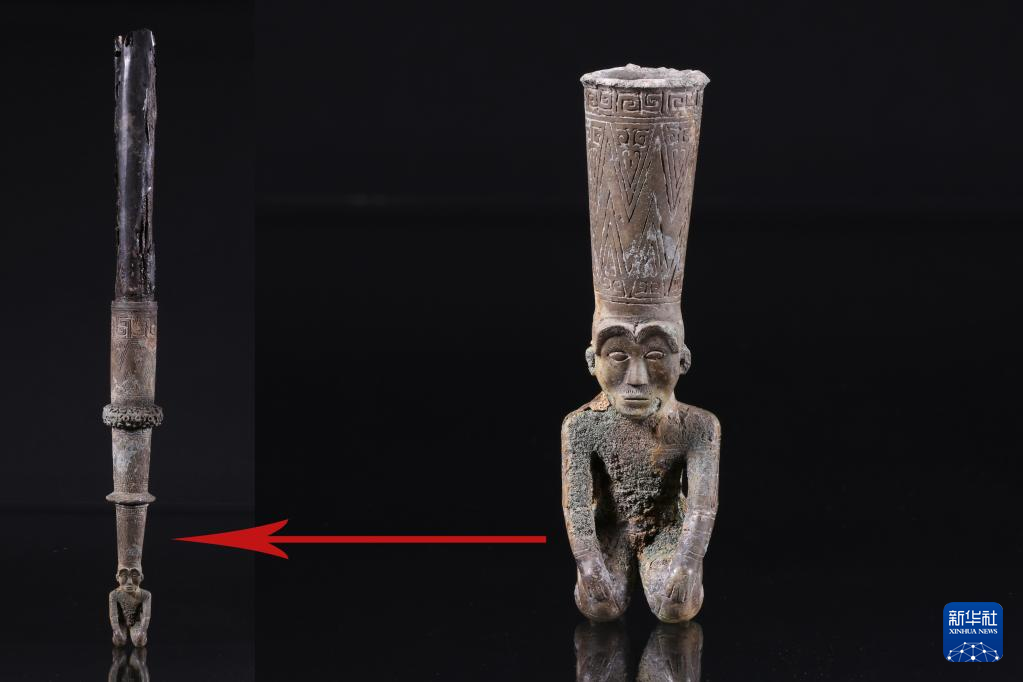 江西樟樹市國字山戰國墓葬出土銅跽坐人鐓（資料圖）。