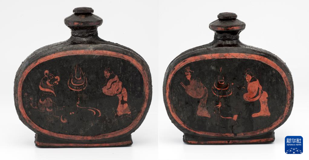 湖北云夢縣鄭家湖戰國秦漢墓地出土扁壺（資料圖）。