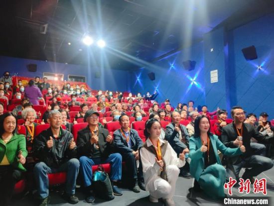 《浴血誓言》主創(chuàng)團隊與到場的紅軍后代合影?！￡愡x斌 攝