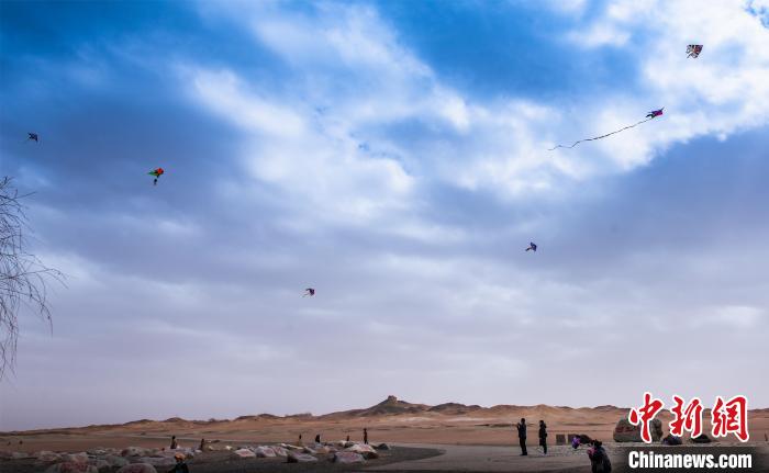甘肅敦煌陽(yáng)關(guān)春風(fēng)起紙鳶飛