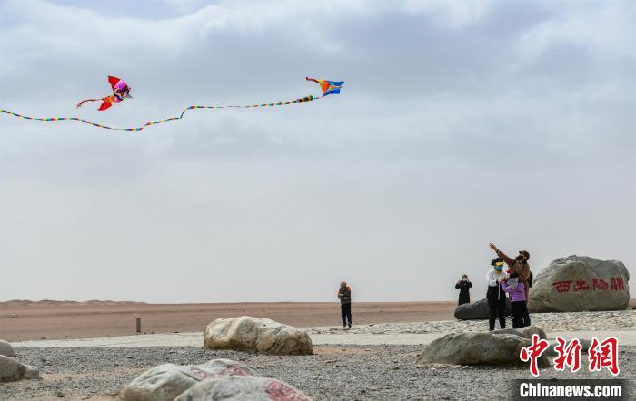 圖為市民正在陽(yáng)關(guān)景區(qū)放風(fēng)箏?！⊥醣筱y 攝