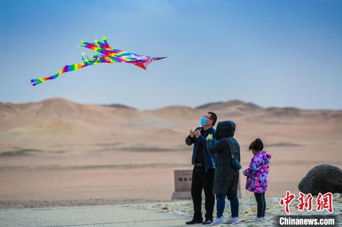 圖為市民正在陽(yáng)關(guān)景區(qū)放風(fēng)箏?！⊥醣筱y 攝