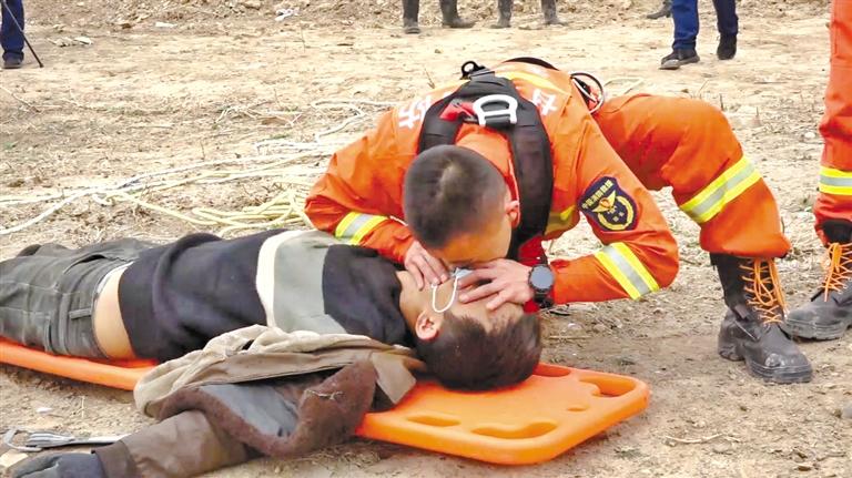 天水：消防員人工呼吸救回中毒農民工 我們?yōu)槟泓c贊！