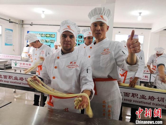 圖為外國留學(xué)生學(xué)習(xí)牛肉面的制作。(資料圖) 史靜靜 攝 圖為外國留學(xué)生學(xué)習(xí)牛肉面的制作。(資料圖) 史靜靜 攝