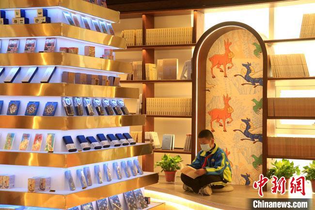 敦煌書局整體布局融入敦煌文化元素。　黃燕 攝