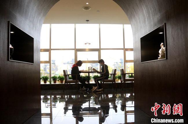 敦煌書局旨在為讀書愛好者提供優美的學習環境，更好地學習傳承弘揚敦煌文化，引領敦煌文化生活新方式。　張曉亮 　攝