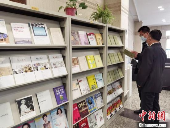 圖為國網甘肅電力黨校的職工書架?！⌒煅?攝