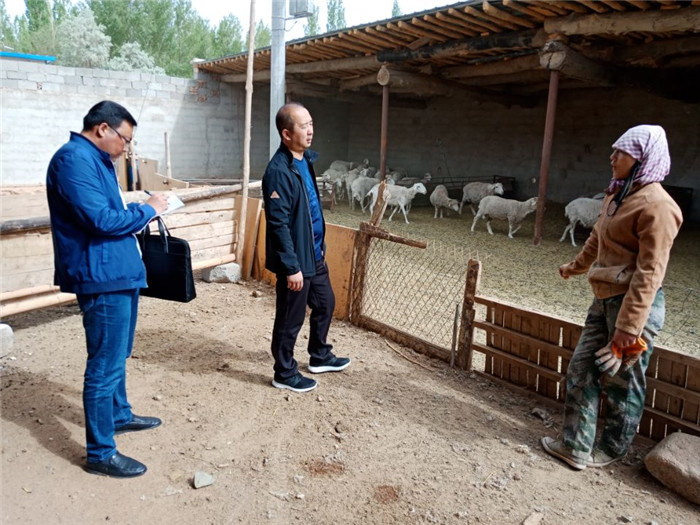 巡察組在肅北縣黨城灣鎮東山村牧民家中開展入戶走訪.jpg