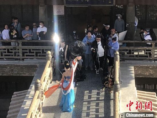 圖為5月以來，“奧大?！敝辈ガF場引游客圍觀?！《鼗褪形麄鞑抗﹫D