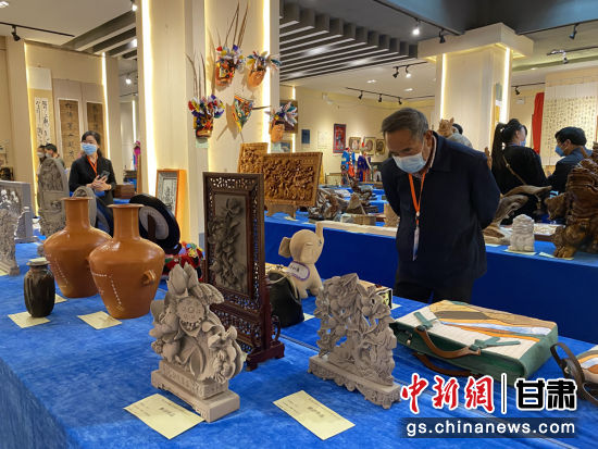 來自全省的近800件作品進(jìn)入專家評審環(huán)節(jié),作品涵蓋雕塑雕刻、漆器、工藝花畫等多個類別。徐雪 攝 來自全省的近800件作品進(jìn)入專家評審環(huán)節(jié),作品涵蓋雕塑雕刻、漆器、工藝花畫等多個類別。徐雪 攝