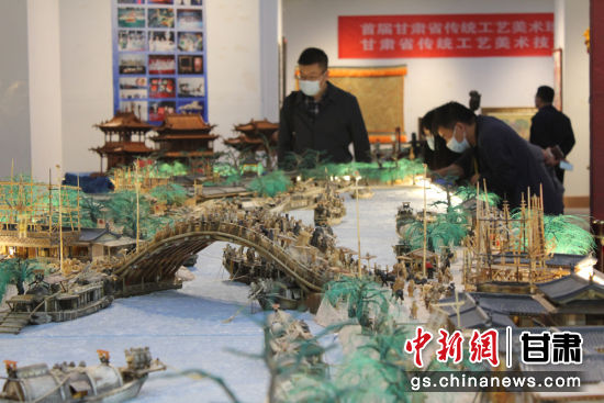 圖為參評作品牦牛角立體微雕“清明上河圖”。徐雪 攝 圖為參評作品牦牛角立體微雕“清明上河圖”。徐雪 攝