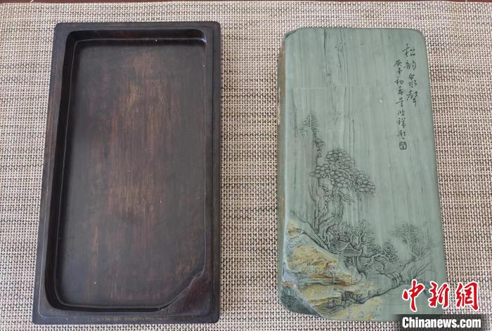 圖為甘肅甘南州洮硯藝人為提升洮硯文化內涵，制作“一盒一拓”成品展示。(資料圖) 張婧 攝