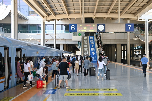 暑運(yùn)大幕開(kāi)啟。蘭州鐵路局供圖