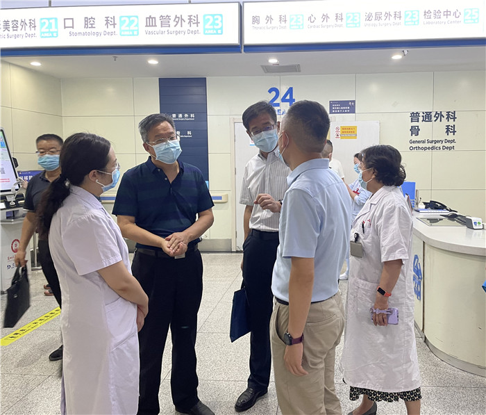 7月12日，甘肅省紀委監委派駐省衛健委紀檢監察組紀檢監察干部在蘭大二院門診開展疫情防控監督檢查。魏雪 攝.jpg