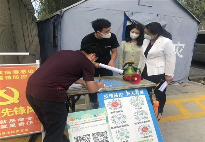 7月13日，臨夏州積石山縣紀檢監察干部在花苑廉租房小區督查疫情防控工作開展情況。.png
