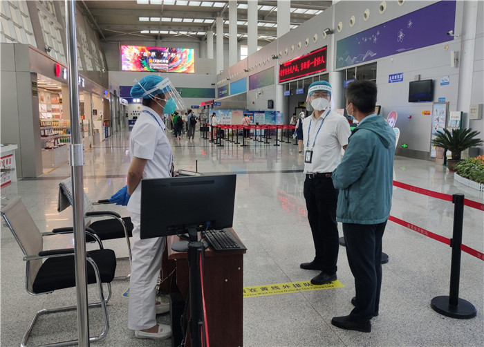 7月15日，金昌市金川區紀委監委駐區委政法委紀檢監察組在金昌機場監督檢查疫情防控措施落實情況。王曉梅攝.jpg