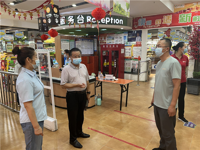 7月15日，酒泉市玉門市疫情防控督查組在隴商聯華超市監督檢查疫情防控措施落實情況。 .jpg