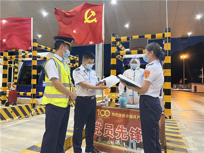 7月16日，甘肅省公航旅渭武高速運營公司紀檢監察干部深入宕昌西收費站督查疫情防控措施落實情況。陳強 攝.jpg