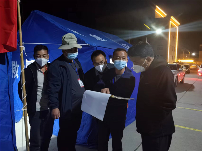 7月19日，甘南州瑪曲縣紀委監委督查組在德吉小區卡點督導疫情防控工作。仲海濤 攝.jpg