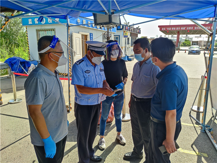 張掖市紀委監委監督檢查組在連霍高速出口督查疫情防控工作。.jpg