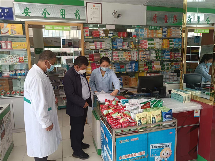 甘南州合作市紀委監委第一督查組在合作市世紀大藥房進行督查檢查。.jpg