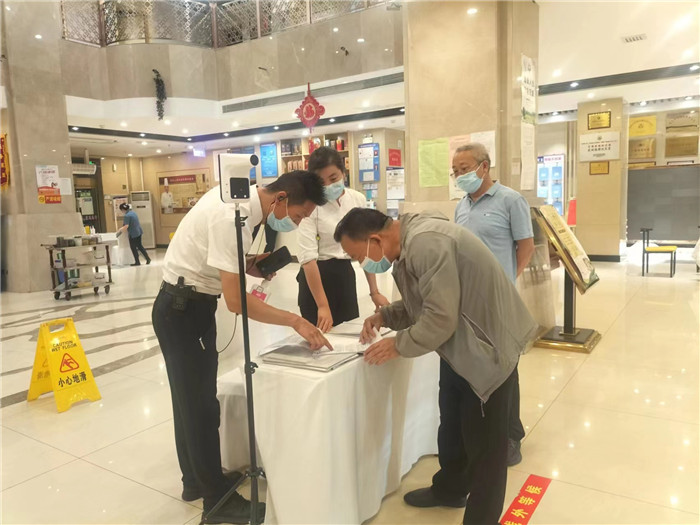 金昌市金川區紀委監委駐區人大機關紀檢監察組在花城錦都大酒店監督檢查疫情防控工作。王文海 攝 .jpg