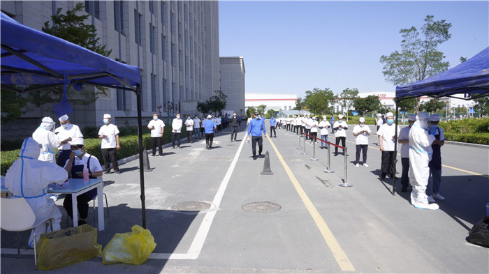 蘭石集團紀檢監察干部既當監督員又當戰斗員，在核酸檢測點組織有序進行核酸檢測。.jpg