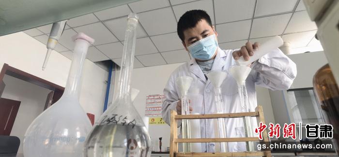 圖為甘肅科技集團化工研究院有限責任公司工作人員正在做實驗。魏建軍 攝