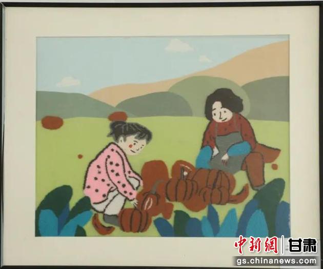 嘉峪關(guān)市新城鎮(zhèn)新城村農(nóng)業(yè)產(chǎn)業(yè)園區(qū)內(nèi)，母女兩人在摘南瓜。刺繡 馬艾米乃 繡稿 敬紅霞