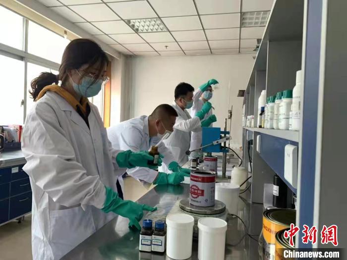 圖為肖菲(前一)帶領團隊研發水性涂料。(資料圖) 受訪者供圖