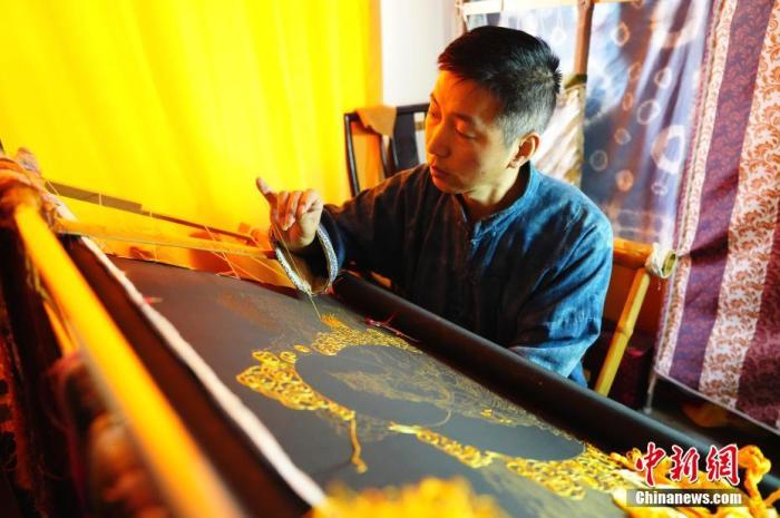 系統性挖掘整理古代敦煌刺繡，是甘肅天水市級非遺代表性項目武山刺繡代表性傳承人劉云帆這兩年最緊要的工作之一。圖為劉云帆在創作富含敦煌刺繡元素的作品。 中新社發 謝秉錫 攝 