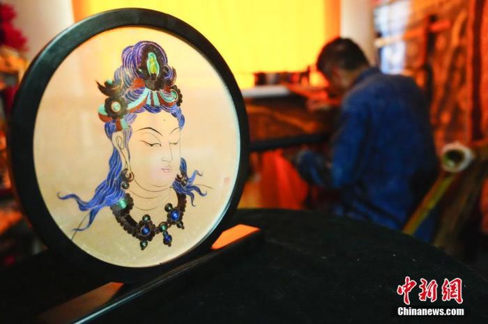 圖為劉云帆所創作的敦煌元素刺繡作品。 中新社發 謝秉錫 攝